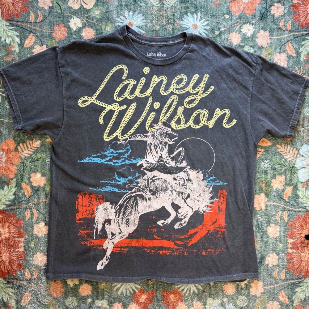 Lainey Wilson Official Concert Graphic T-Shirt Charcoal Gray Western Cowgirl S/M